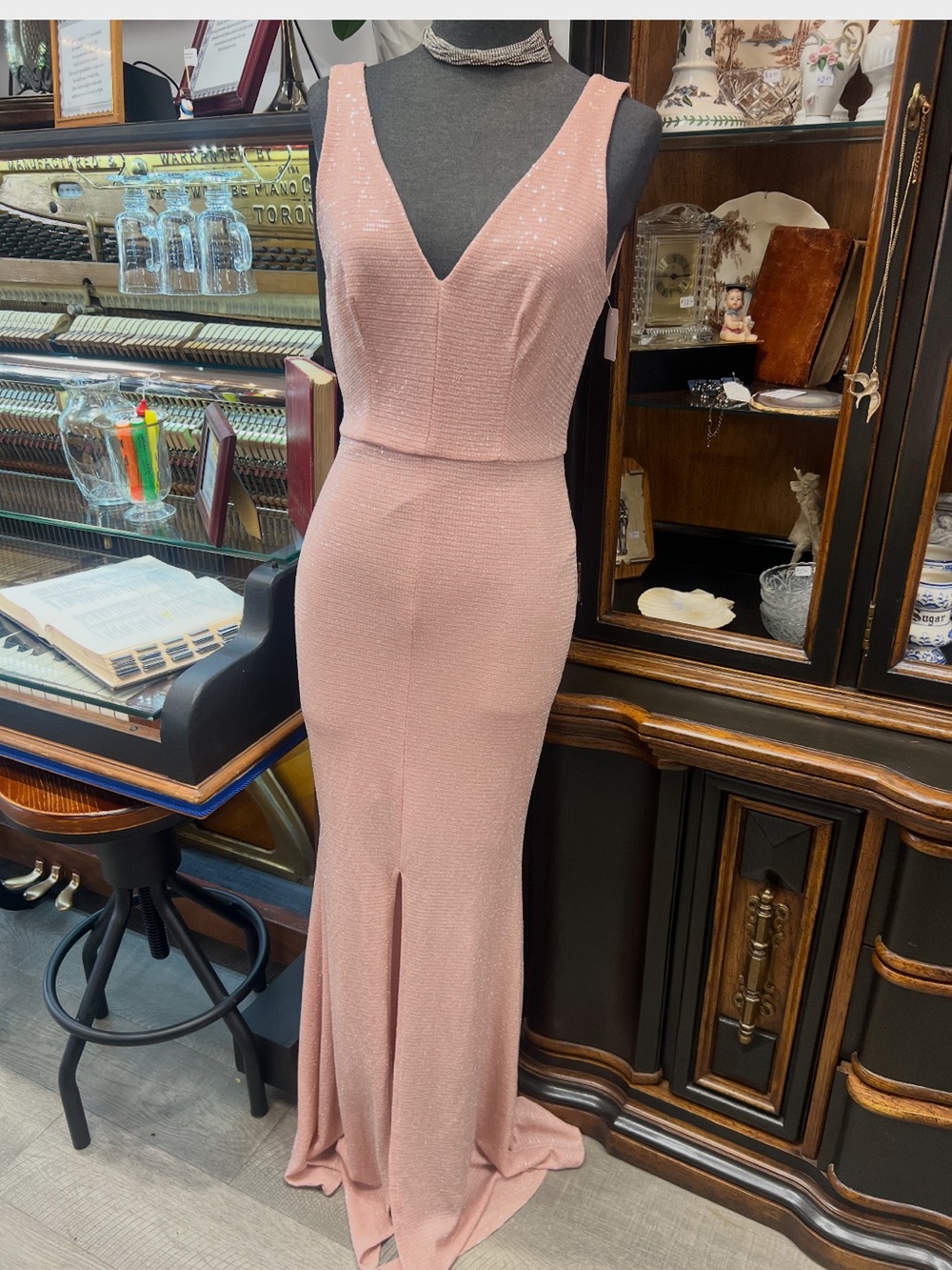 Elegant Blush Pink V-Neck Evening Gown le chateau